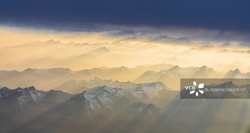 日落时分山脉上的阳光，飞机视角图片素材