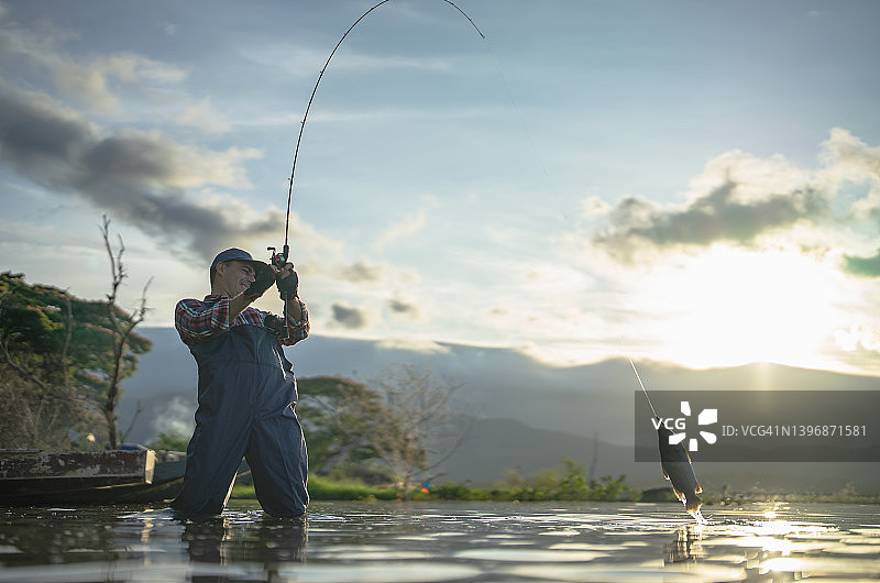 在湖里钓鱼图片素材