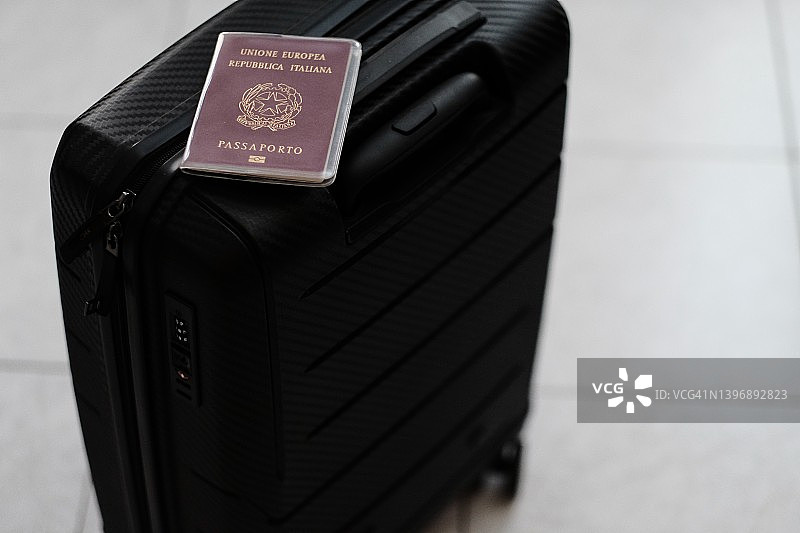 带有护照，等待飞行的行李图片素材