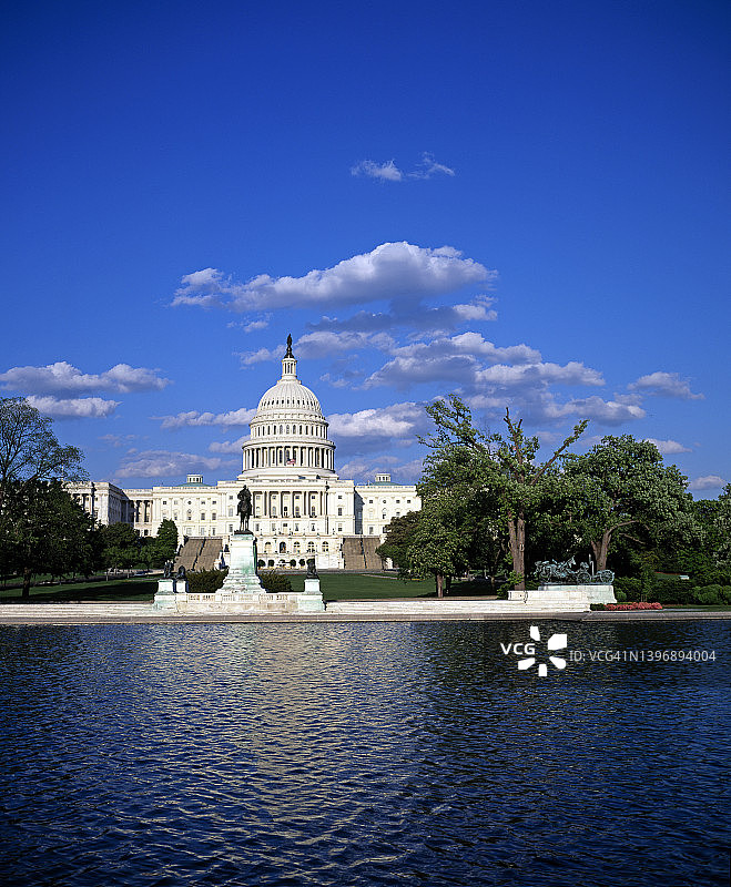 美国国会大厦在水中的倒影图片素材