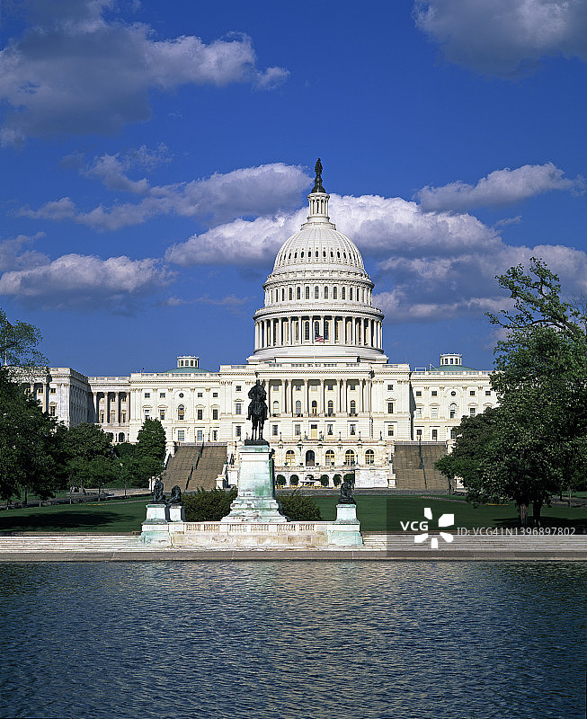 美国国会大厦在水中的倒影图片素材