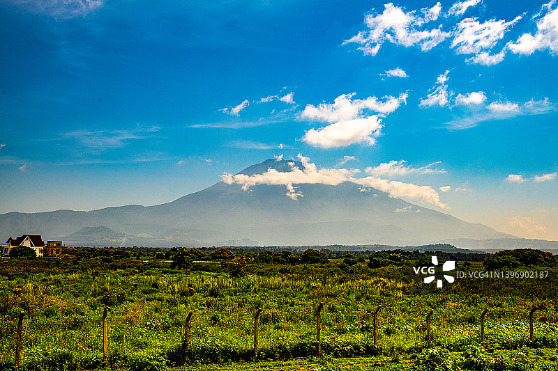 坦桑尼亚卡拉图梅鲁山的壮丽景色图片素材