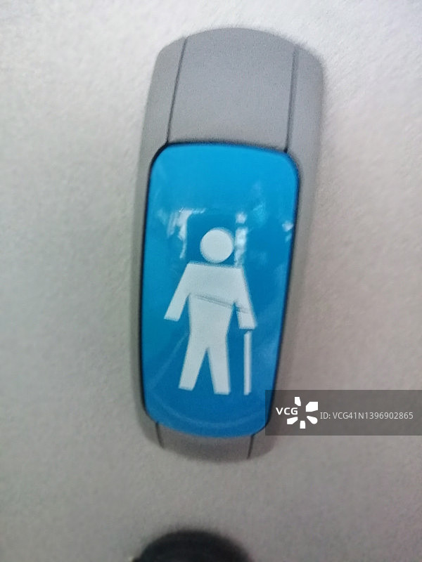 公交车站点为老年人预留的按钮图片素材