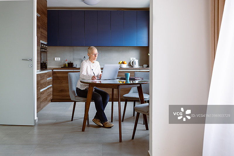 身患癌症在家工作的女人图片素材