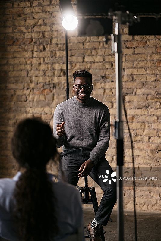 在简朴的工作室接受采访图片素材