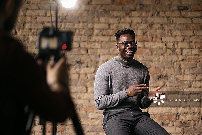在演播室接受采访的年轻男人图片素材