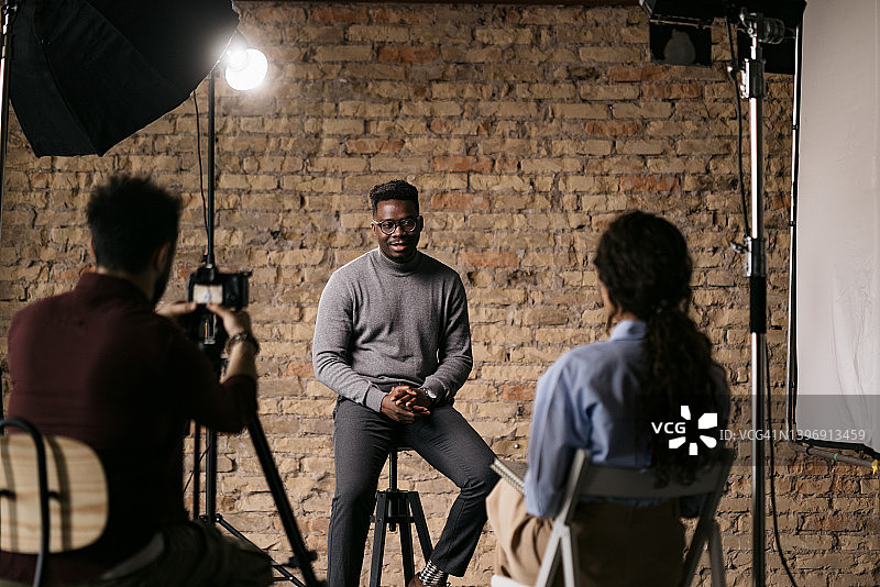 在简朴的工作室接受采访图片素材