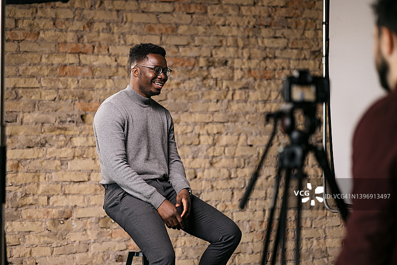 在演播室接受采访的年轻男人图片素材