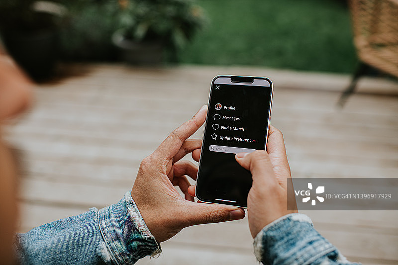 男人使用智能手机浏览约会App图片素材