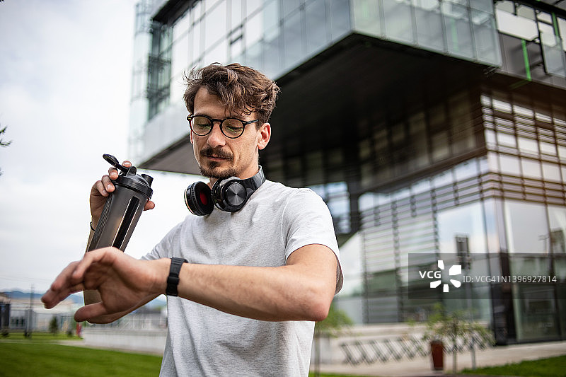 今天我的身体参数良好，我正变得越来越健康图片素材