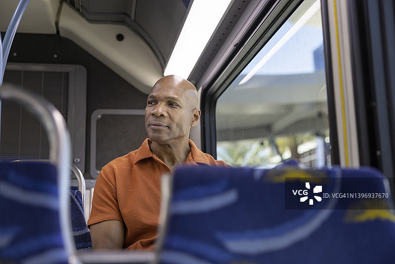 乘坐公共汽车图片素材