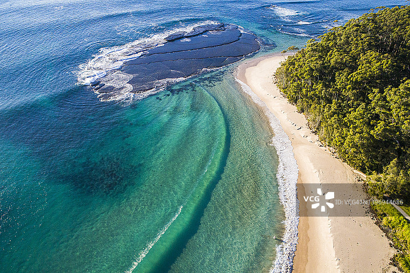 热带岛屿的清澈海水美景图片素材