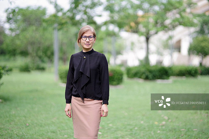 在公园里的成年女子肖像图片素材