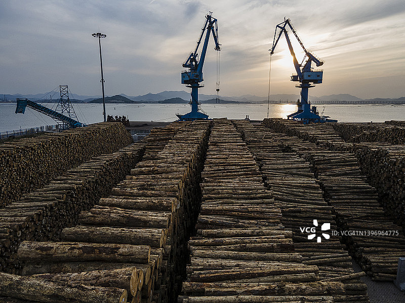 沿海木材装货码头图片素材