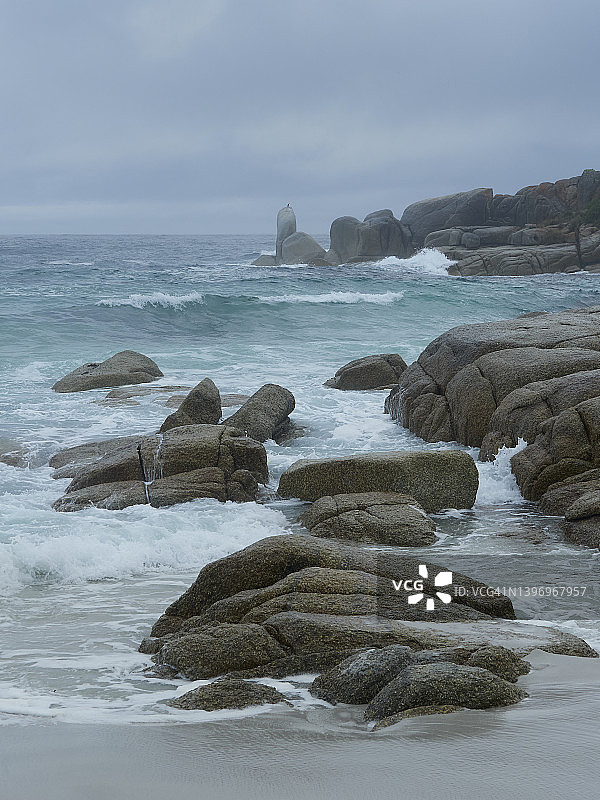 塔斯马尼亚火焰湾海滩岩石，阴天图片素材