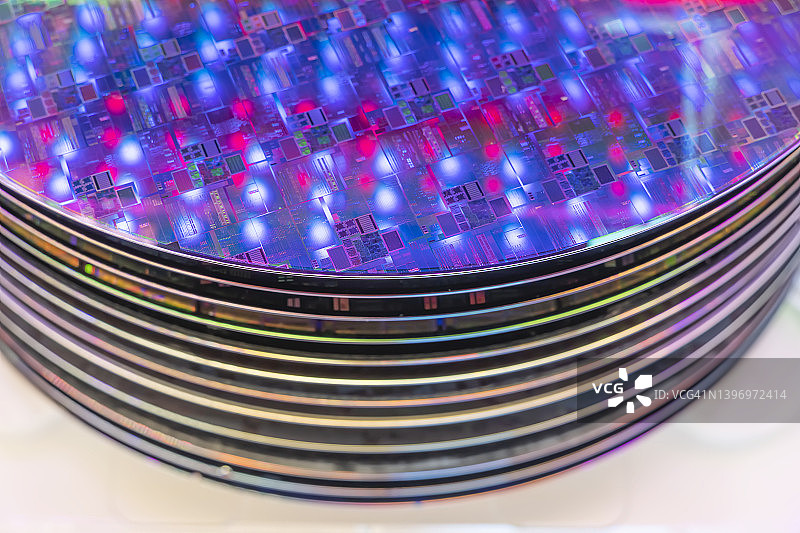 塑料支架盒中的硅晶圆图片素材