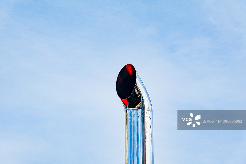 半挂卡车上的铬合金排气管图片素材