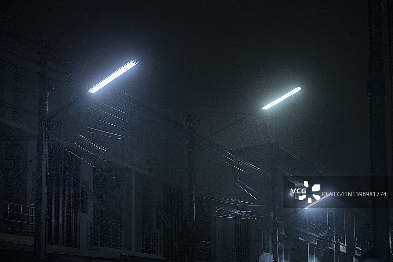 暴雨下的闪电极端天气、气候与全球变暖图片素材