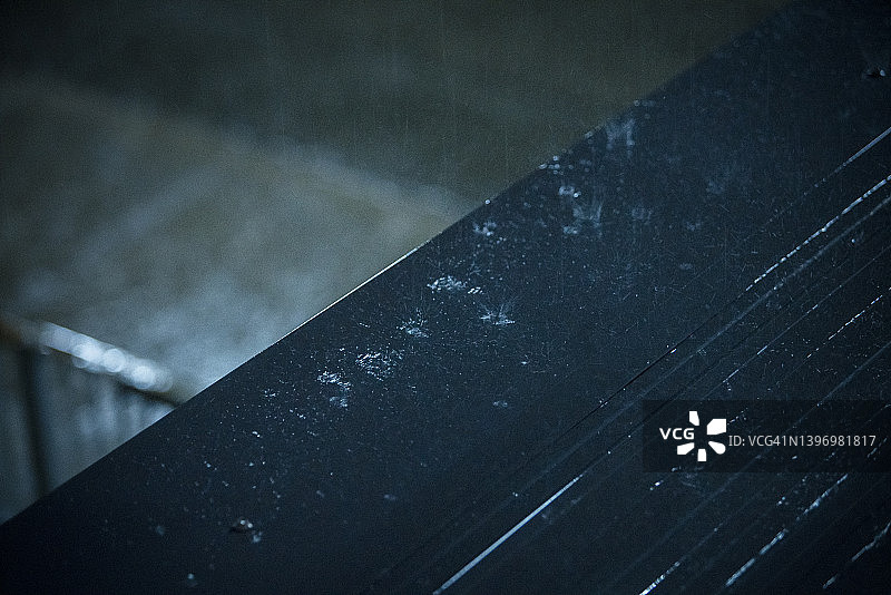 夜间屋顶大雨倾盆图片素材