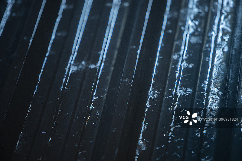 夜间屋顶大雨倾盆图片素材