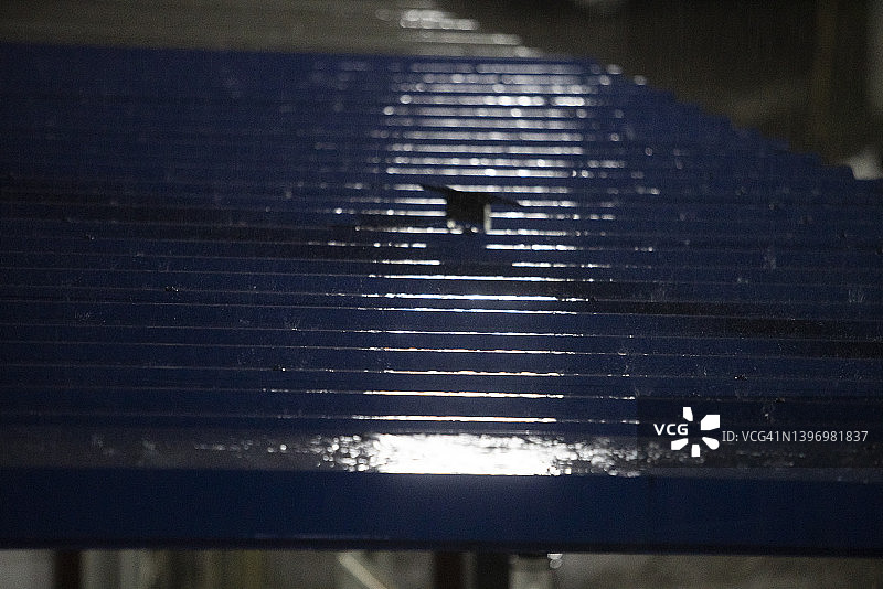 夜间屋顶大雨倾盆图片素材