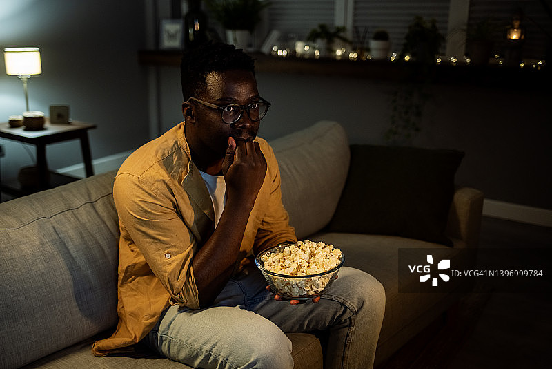 男人在家看电影时被吓到图片素材