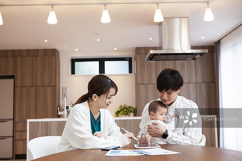 年轻的亚洲夫妇在家讨论家庭财务图片素材