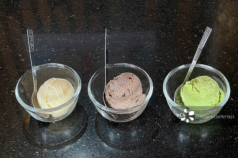 冰淇淋背景：香草、巧克力和柠檬冰淇淋，三种口味，顶部视角图片素材