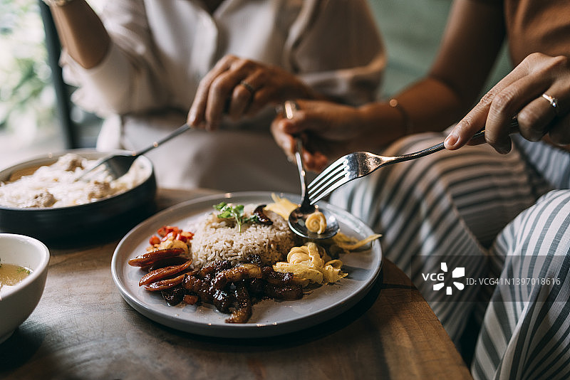 匿名女子们一起用餐图片素材