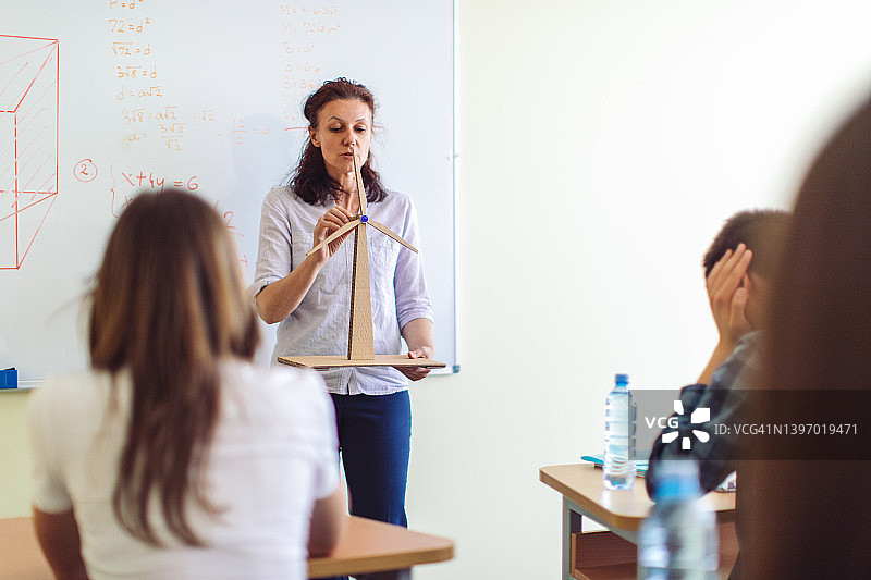 学生们在学校课堂上听老师讲授生态学课程图片素材