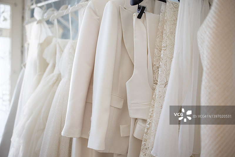 婚纱店里的优雅婚纱图片素材