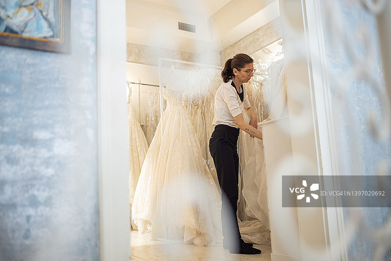 在婚纱店工作的白人女售货员图片素材