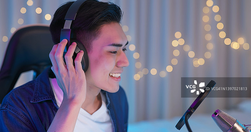 男人在工作室制作播客图片素材