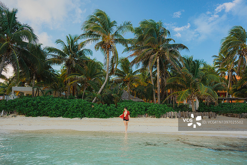 女人岛海边散步的女人图片素材