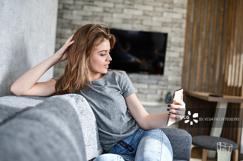 在网上发布自拍照的美丽女人图片素材