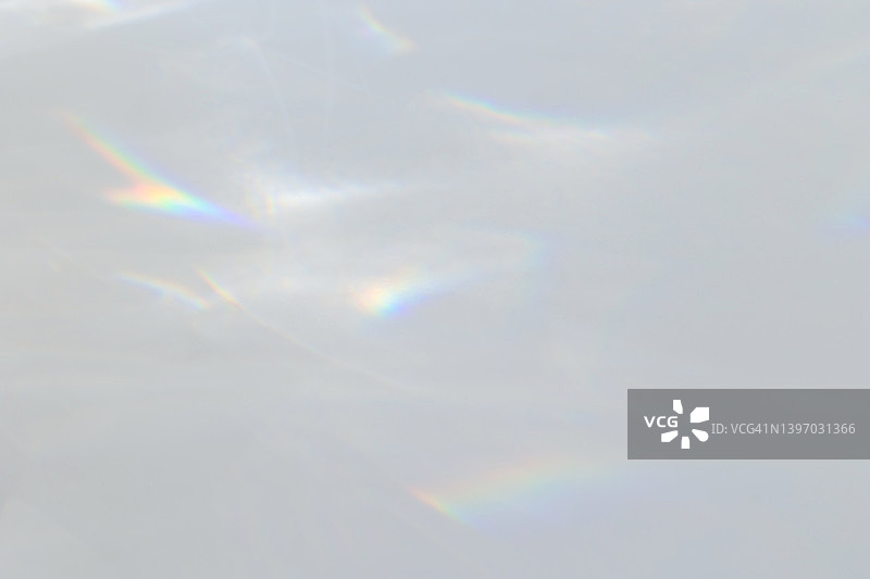 白色墙壁上梦幻般的彩虹光折射纹理叠加效果图片素材