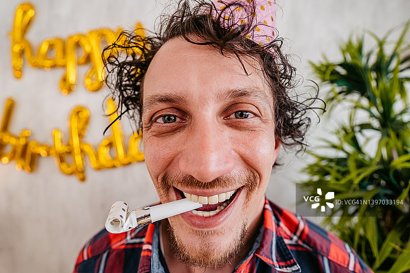 庆祝生日的年轻男人图片素材