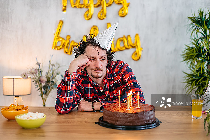 年轻男子独自庆祝生日图片素材