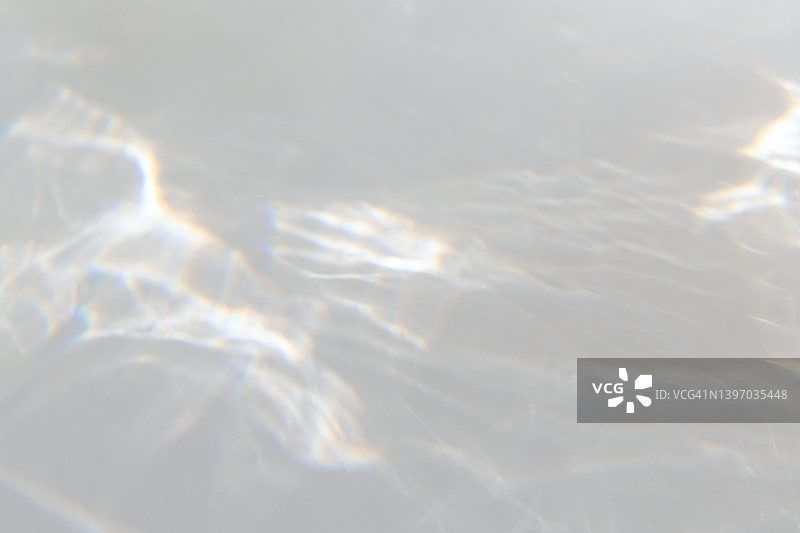 白色墙壁上梦幻般的彩虹光折射纹理叠加效果图片素材