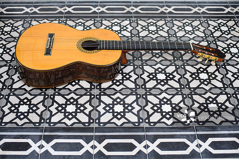 瓷砖地板上的古典吉他图片素材