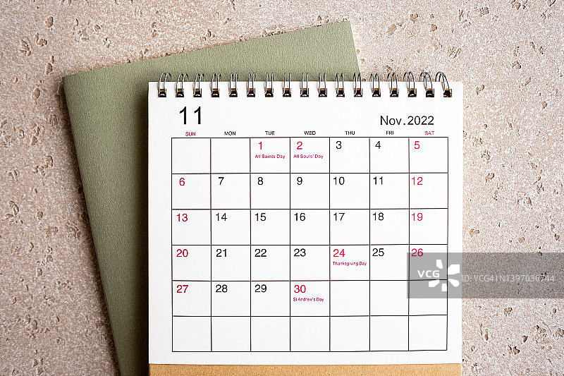 2022年11月桌面日历与绿色便签图片素材