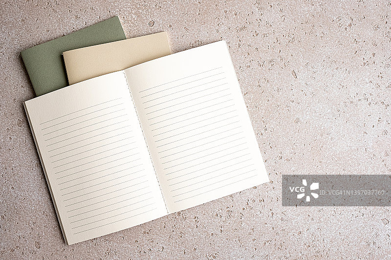 三个笔记本堆叠，顶部视图图片素材