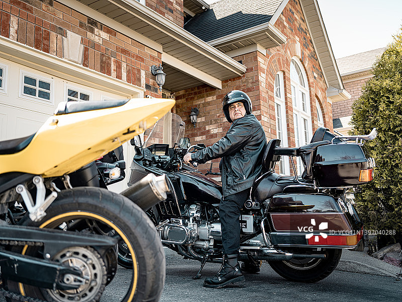 骑复古巡洋摩托车的年长的拉丁男人图片素材