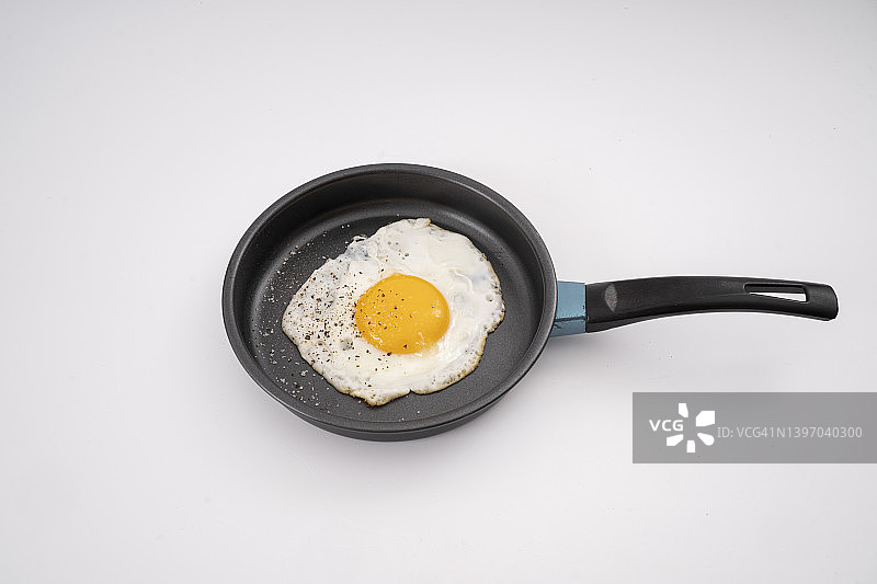 平底锅里的煎蛋图片素材