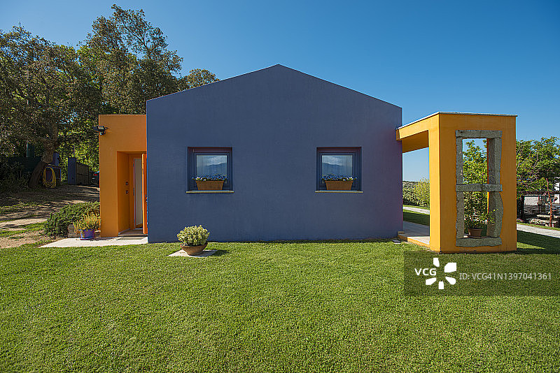 带花园的彩色房子图片素材