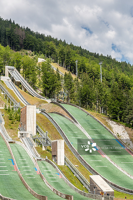 滑雪者在普拉尼察北欧中心跳跃图片素材