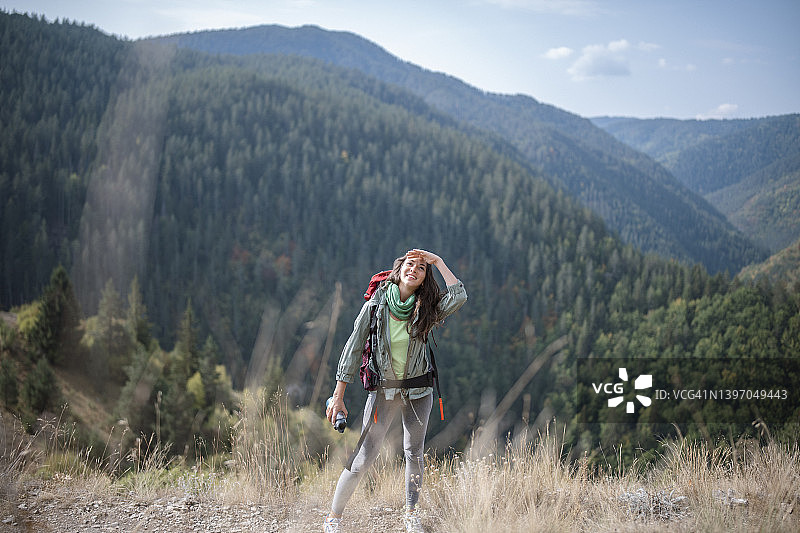 女人徒步旅行并眺望地平线图片素材