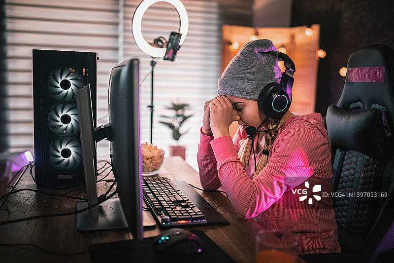 年轻女孩因输掉游戏而感到失望图片素材