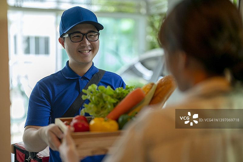 送货员送食物到家图片素材