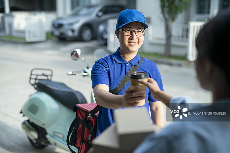 女人通过外卖员在线订餐图片素材